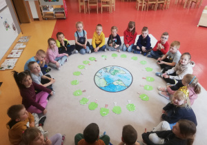 przedszkolaki prezentują swoje prace ekologiczne drzewka